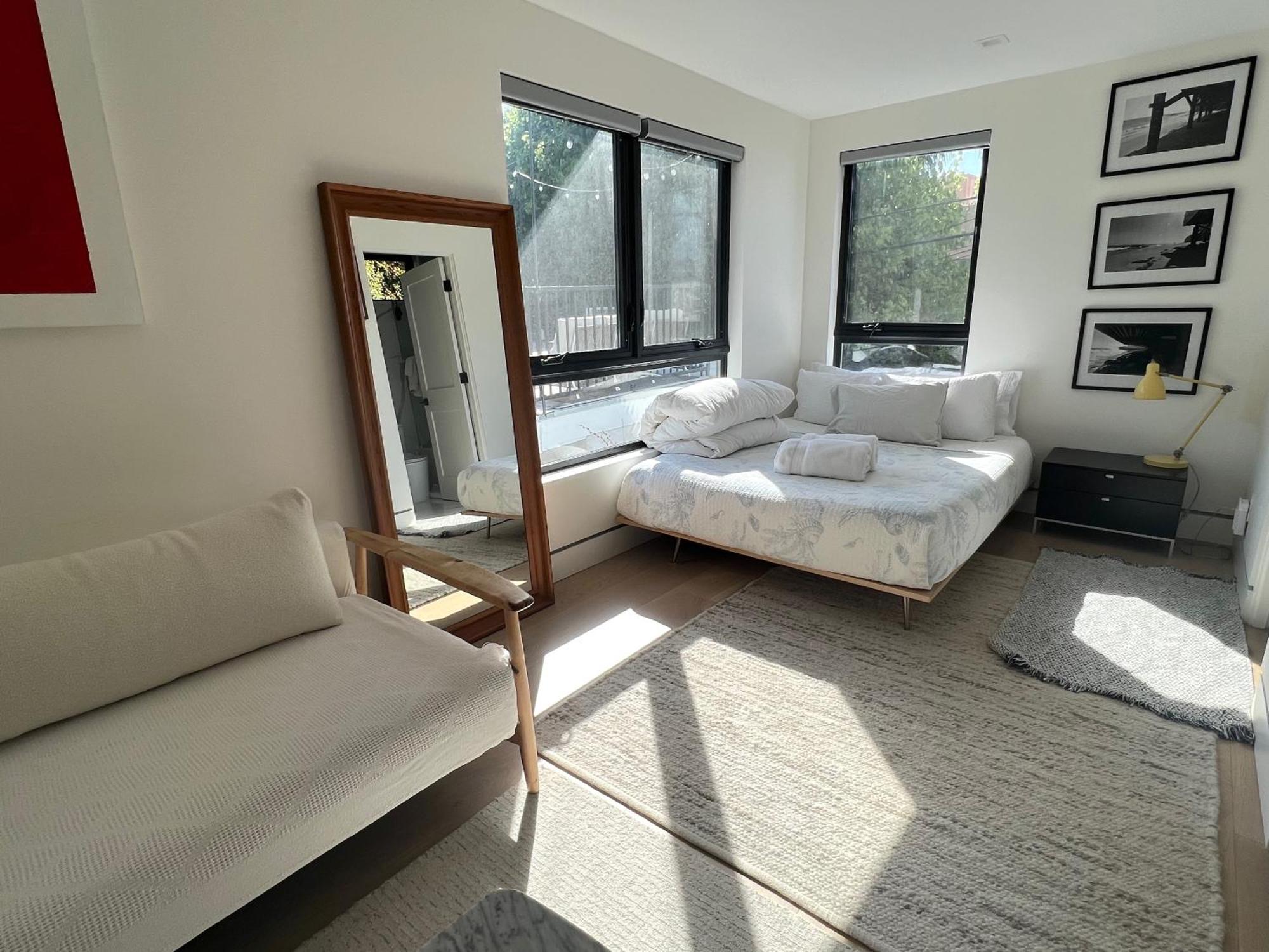 Contemporary Guest Studio With Roof-Top Deck Walk To Santa Monica Beach Exterior photo